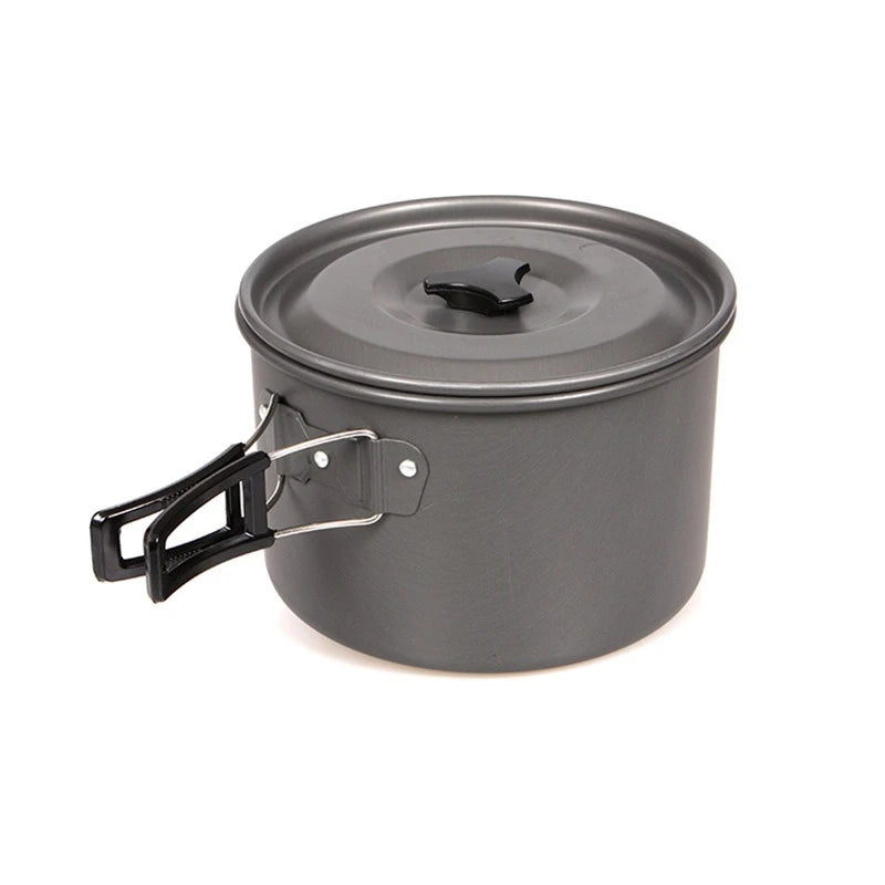 Kokset i aluminium med kastruller, skålar och kittel