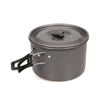 Kokset i aluminium med kastruller, skålar och kittel